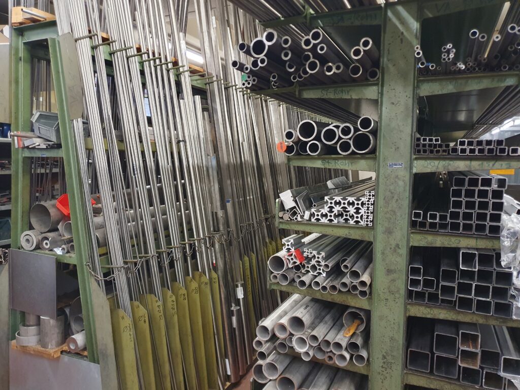 Halbzeuge im Materiallager