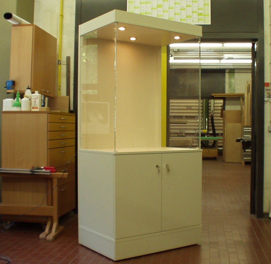 Vitrine mit Innenbeleuchtung und verschließbarem zweitürigem Unterschrank