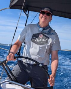 Michael Miller am Steuer eines Bootes